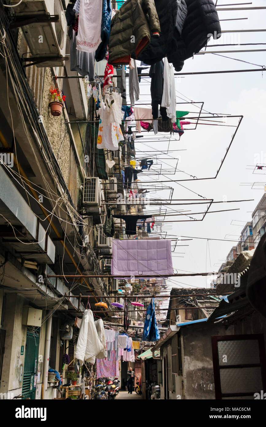 Das Trocknen von Wäsche in der alten Wohngebiet, Shanghai, China Stockfoto