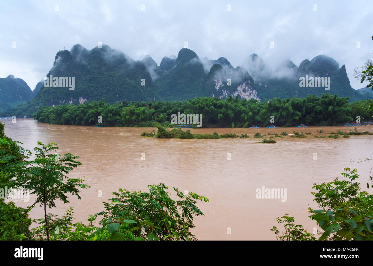 Li Fluss und Kalkstein Hügel im Nebel, Guilin, Guangxi, China Stockfoto