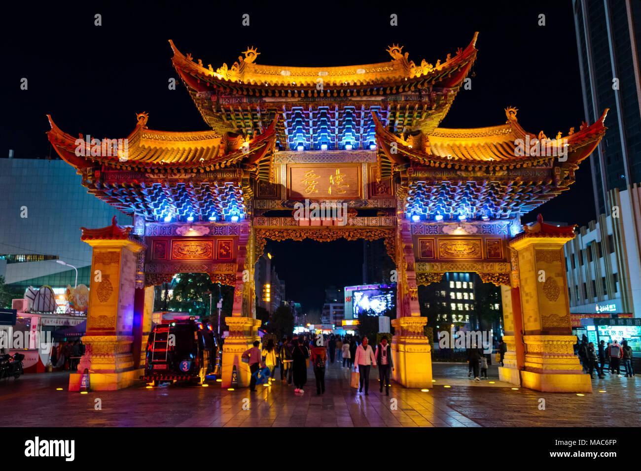 Nacht Blick auf Golden Horse und Jade Hahn Torbogen, Kunming, Provinz Yunnan, China Stockfoto