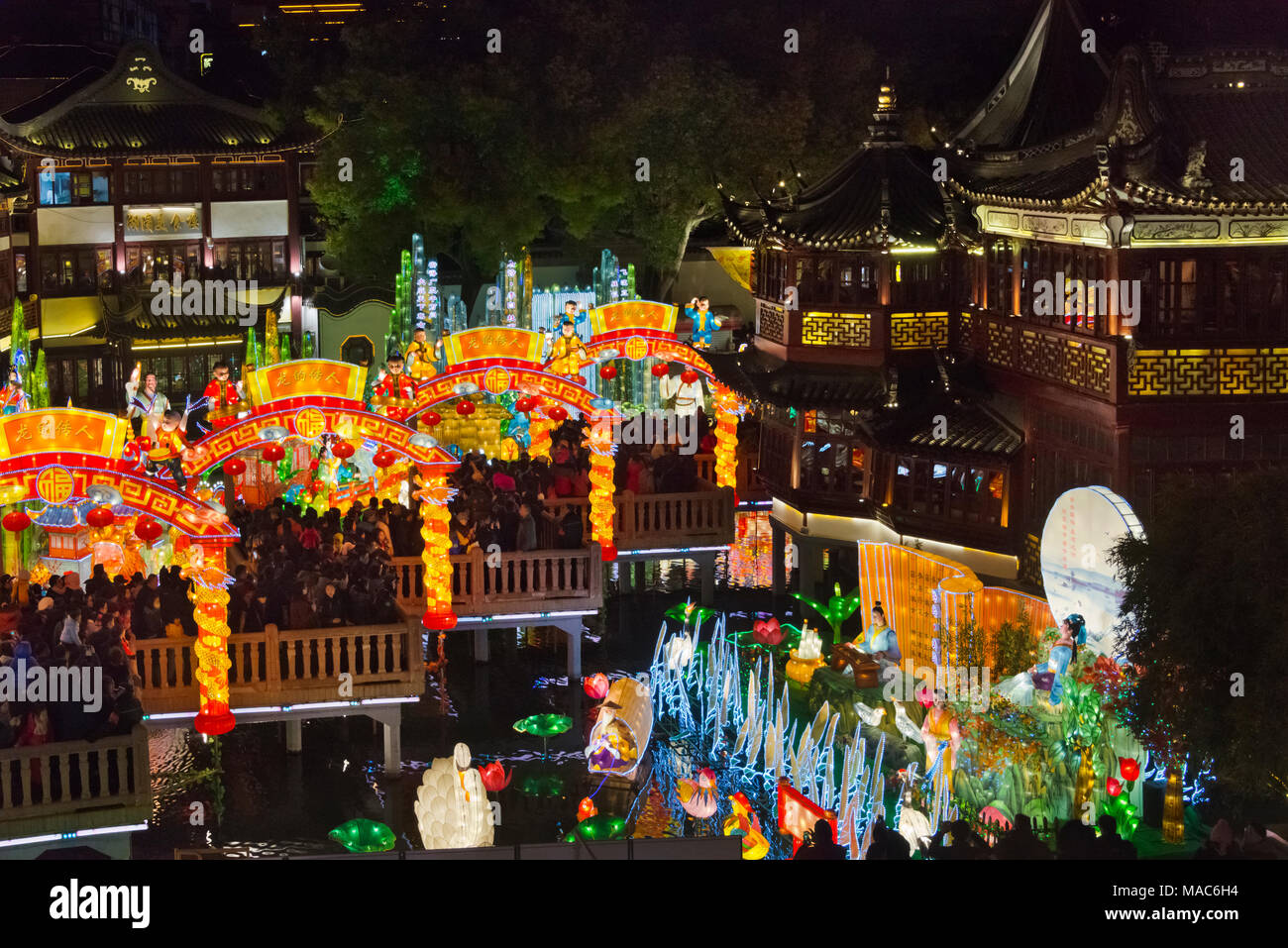 Bunte Lichter am Laternenfest Feiern zum chinesischen Neujahrsfest in den Yuyuan-garten, Shanghai, China Stockfoto