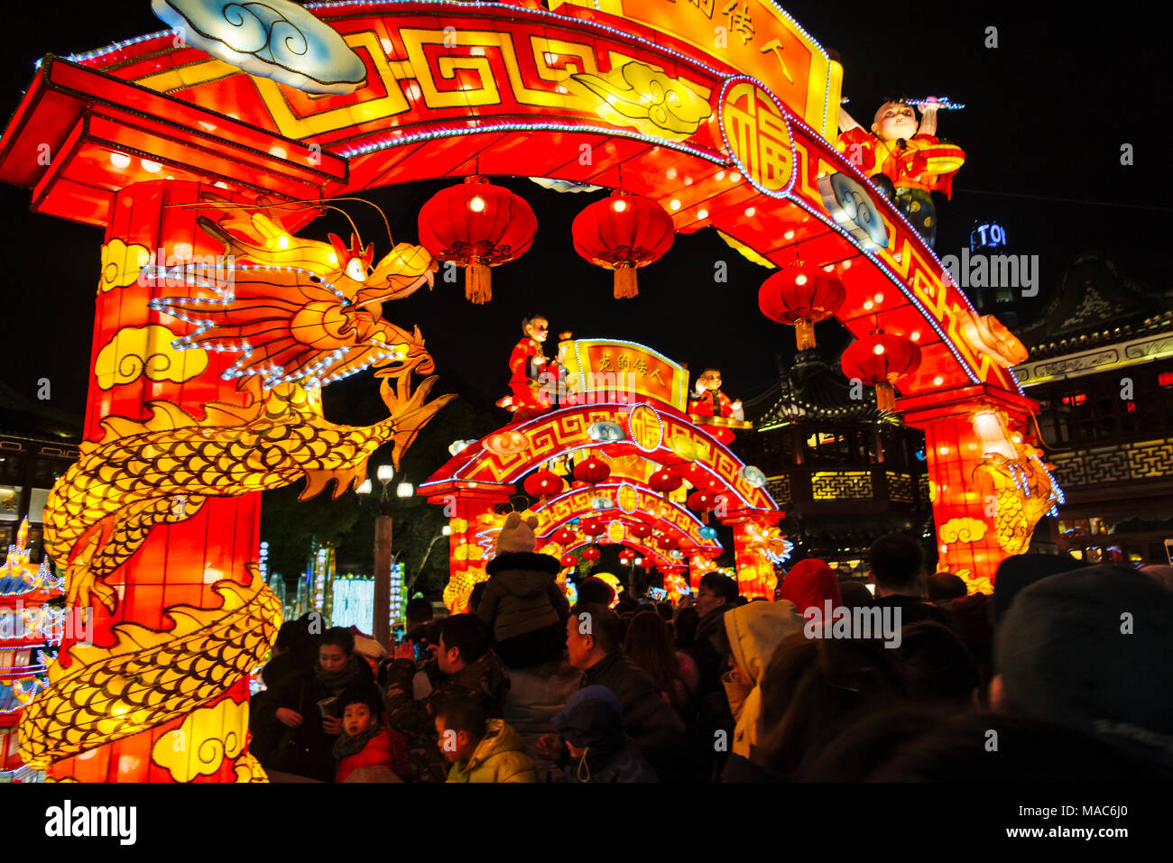 Bunte Lichter am Laternenfest Feiern zum chinesischen Neujahrsfest in den Yuyuan-garten, Shanghai, China Stockfoto