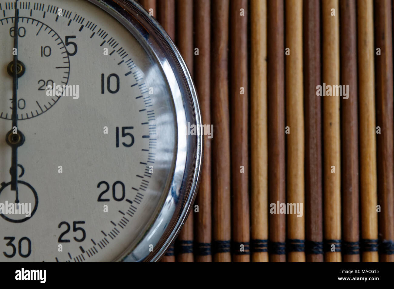 Vintage Antiquitäten Stoppuhr, Retro auf hölzernen Hintergrund, Wert messen Zeit alte Uhr Pfeil Minute Sekunde Genauigkeit Timer Stockfoto