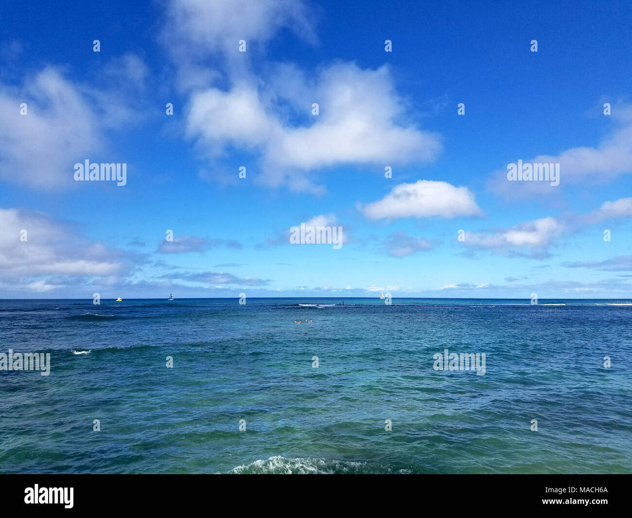 Schattierungen von Türkis blauen Ozean Wassereffekte aus South Shore von Oahu mit Booten auf das Meer. Am 6. August 2016 entnommen. Stockfoto