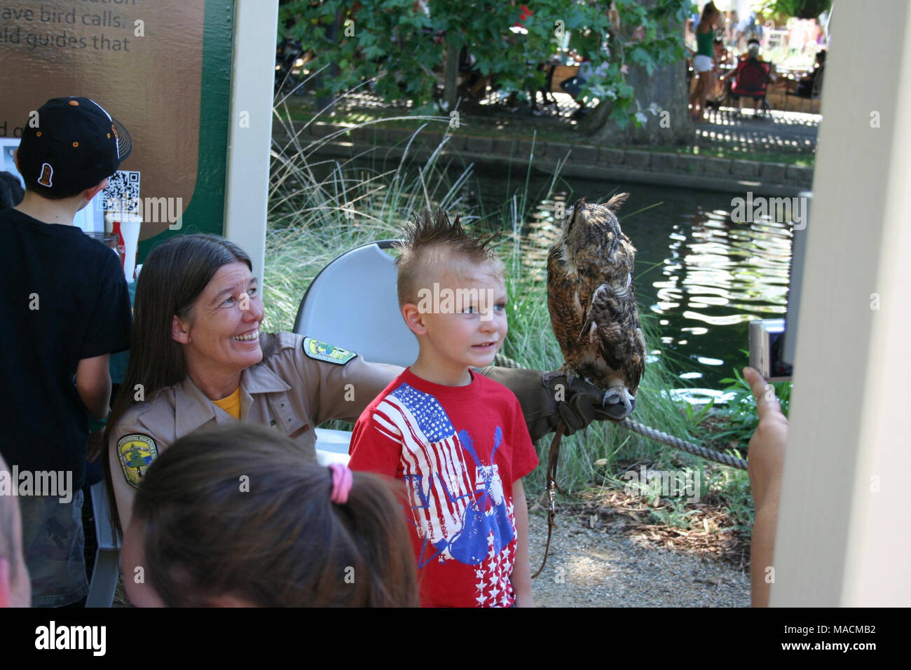 Einige Kinder haben die Möglichkeit, lebende Tiere bis zu erfüllen. Zum ersten Mal DOI Agenturen [US Fisch Wildlife Service, Büro der Reklamation und Büro des Land-Managements] zusammen, einem America's Große draußen Stand auf der California State Fair in Sacramento, Calif., 14. Juli - 31. Der Stand enthalten informative Tafeln und Displays sowie ein Bereich. Aktivitäten: wildlife Masken, temporäre Tattoos, Wasser-Zyklus Armbänder, Fisch druckt, berühren Sie Boxen, scat Bingo, ein grün-, Farbgebung und Vogel Bingo. An fünf Tagen in der Woche live Raubvögel, Schlangen und Fledermäuse waren. Über Stockfoto