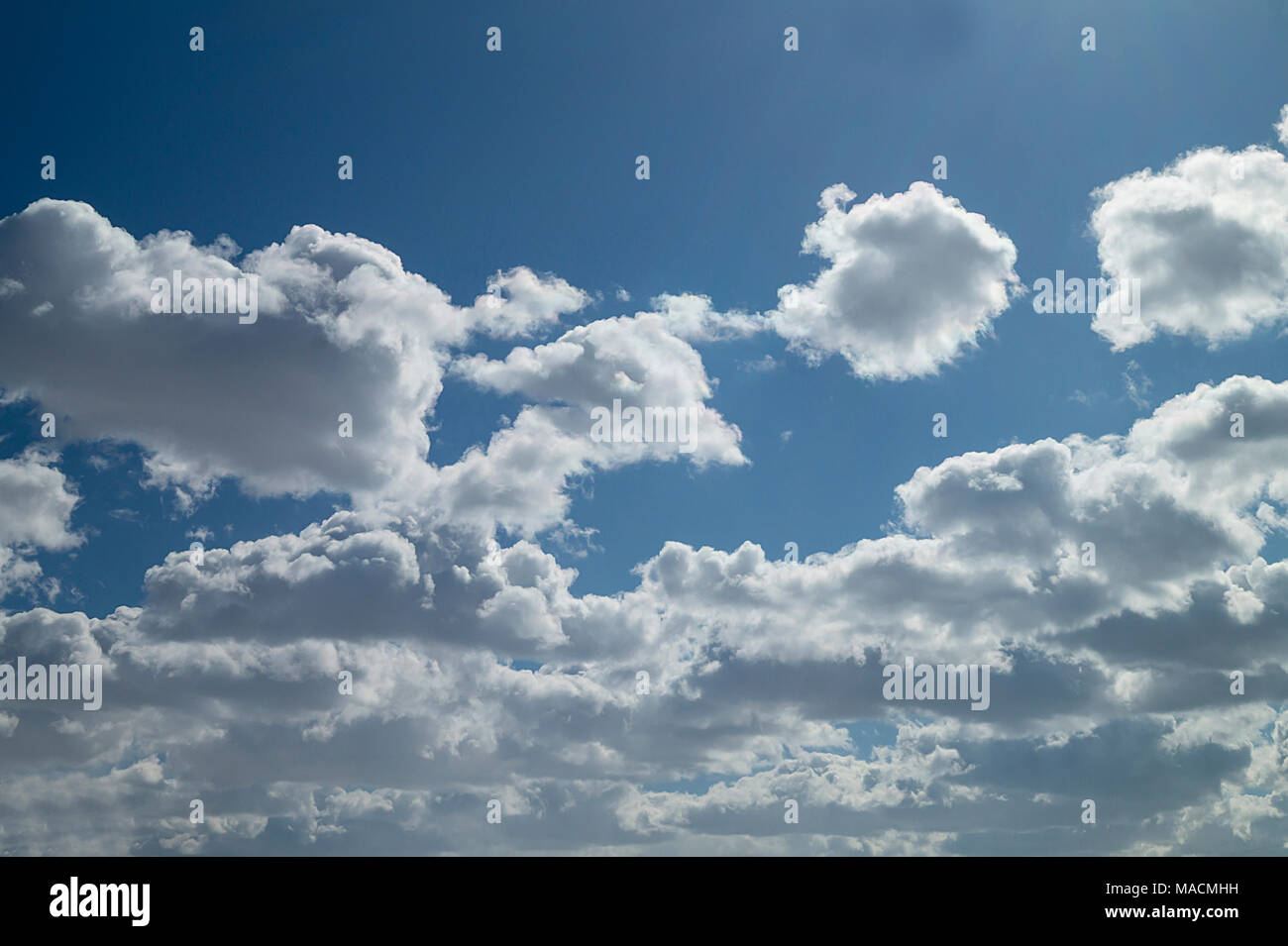 Schönen himmlischen Landschaft mit weißen Wolken auf blauem Hintergrund Stockfoto