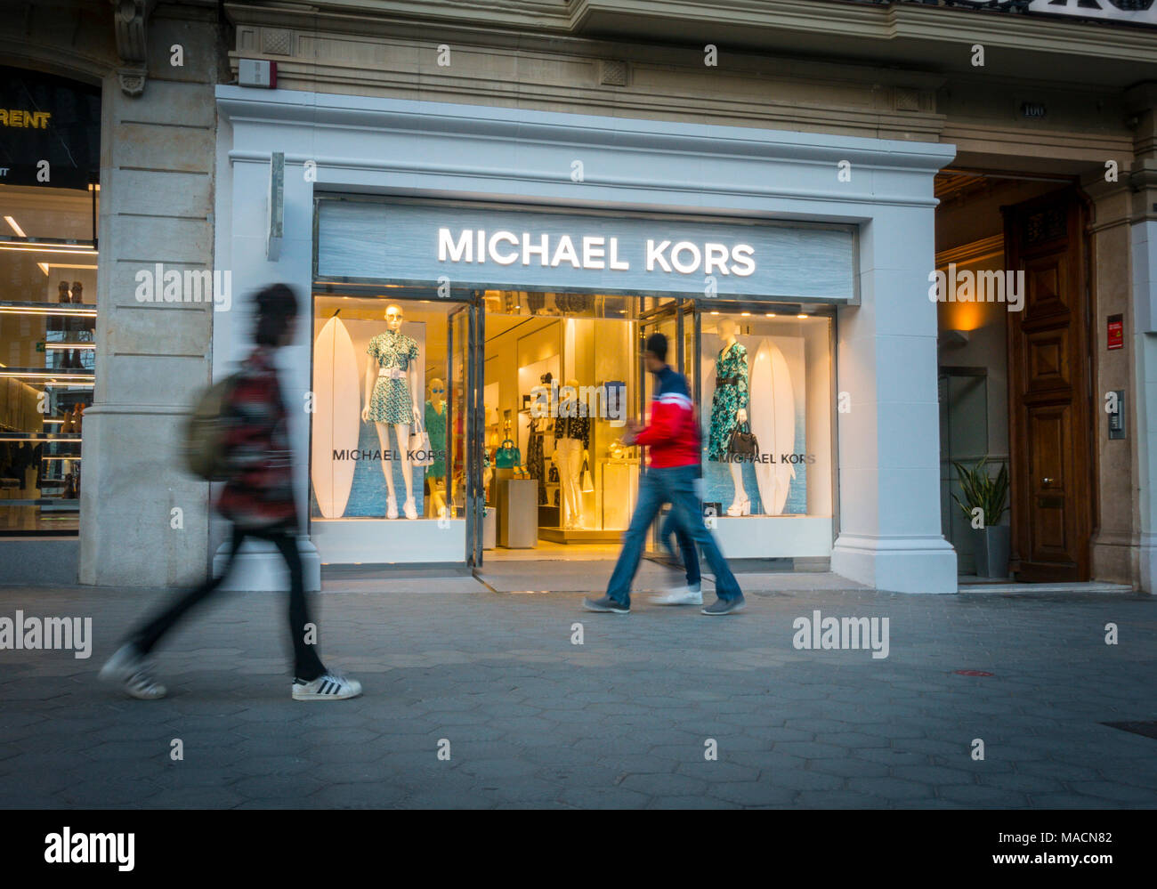 Barcelona, Spanien. März 2018: Menschen zu Fuß vor Michael Kors shop  Stockfotografie - Alamy