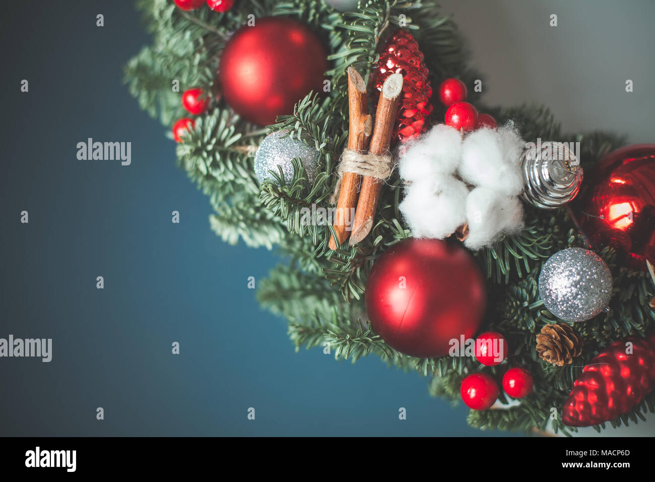 Weihnachten Hintergrund mit Xmas Tree Zweig, Glaskugeln und Neues Jahr Stechpalme Beeren auf Blau Stockfoto