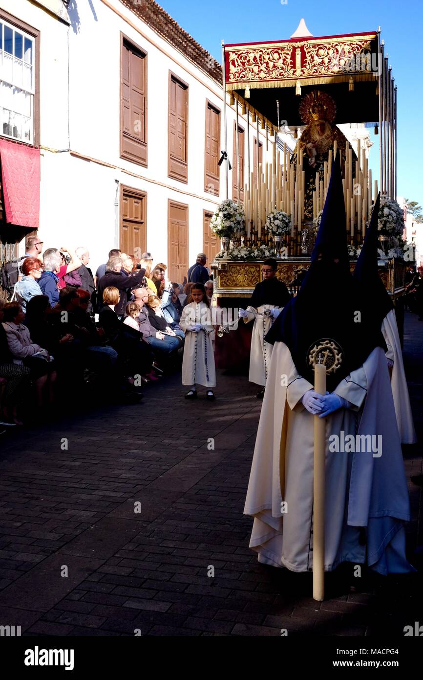Pönitenten zu Fuß feierlich vor reich verzierten float der Jungfrau Maria in "La Magna "Heiligen Woche Prozession an Ostern in La Laguna, Teneriffa, Kanarische Inseln Stockfoto