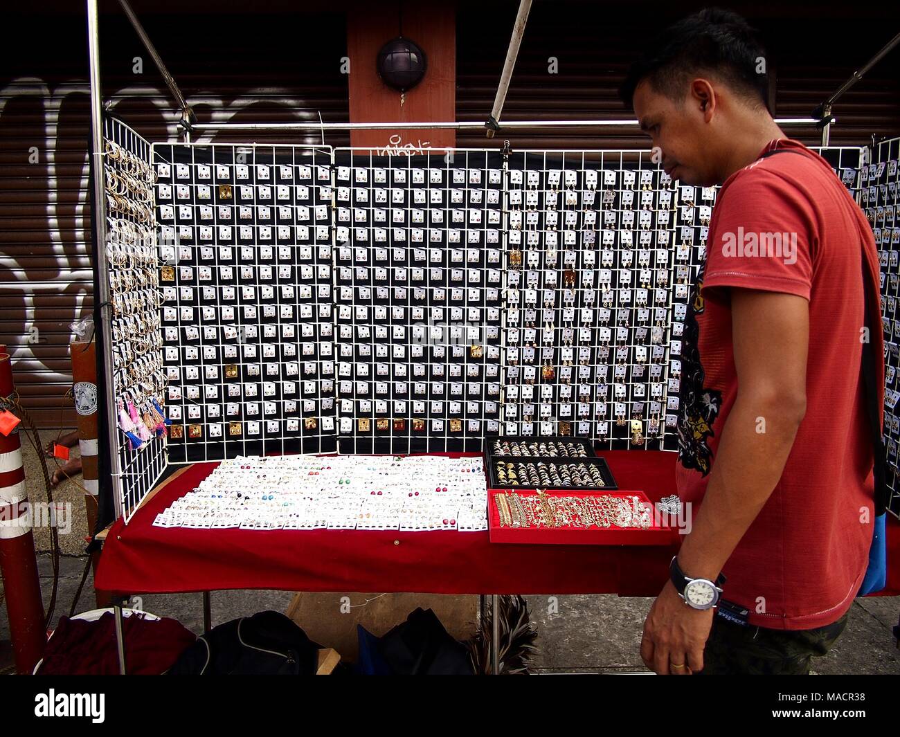 ANTIPOLO CITY, Philippinen - 29. MÄRZ 2018: einem Straßenhändler verkauft verschiedene Schmuckstücke und Schmuckstücke. Stockfoto