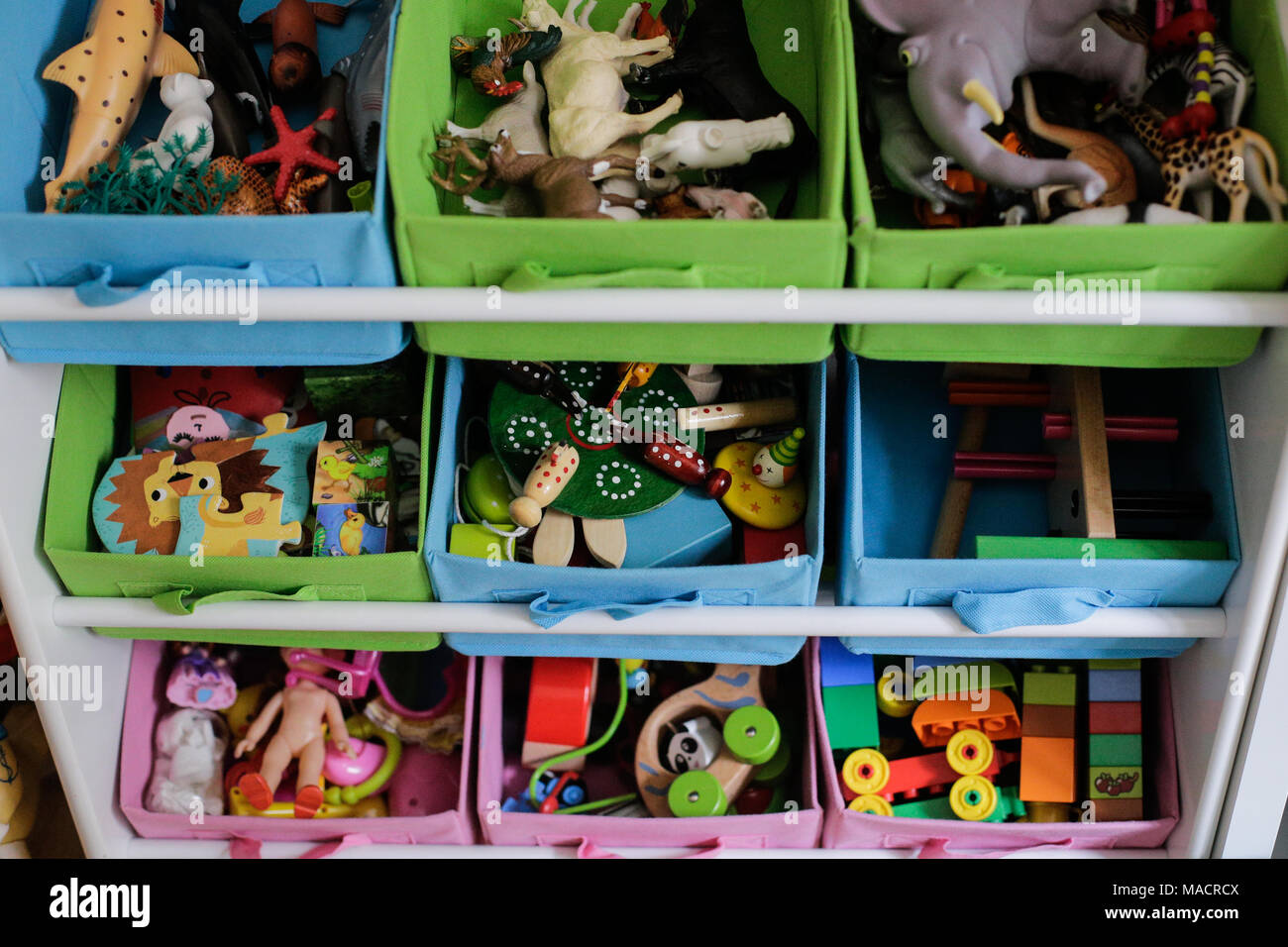Kisten mit Spielzeug in einen Raum des Kindes Stockfoto