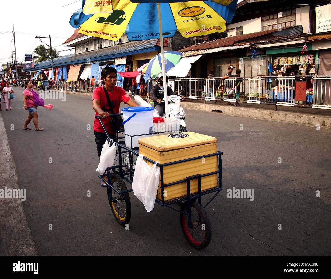 ANTIPOLO CITY, Philippinen - 29. MÄRZ 2018: einem Straßenhändler verkauft kalte Erfrischungen auf seinem provisorischen Rolling speichern. Stockfoto