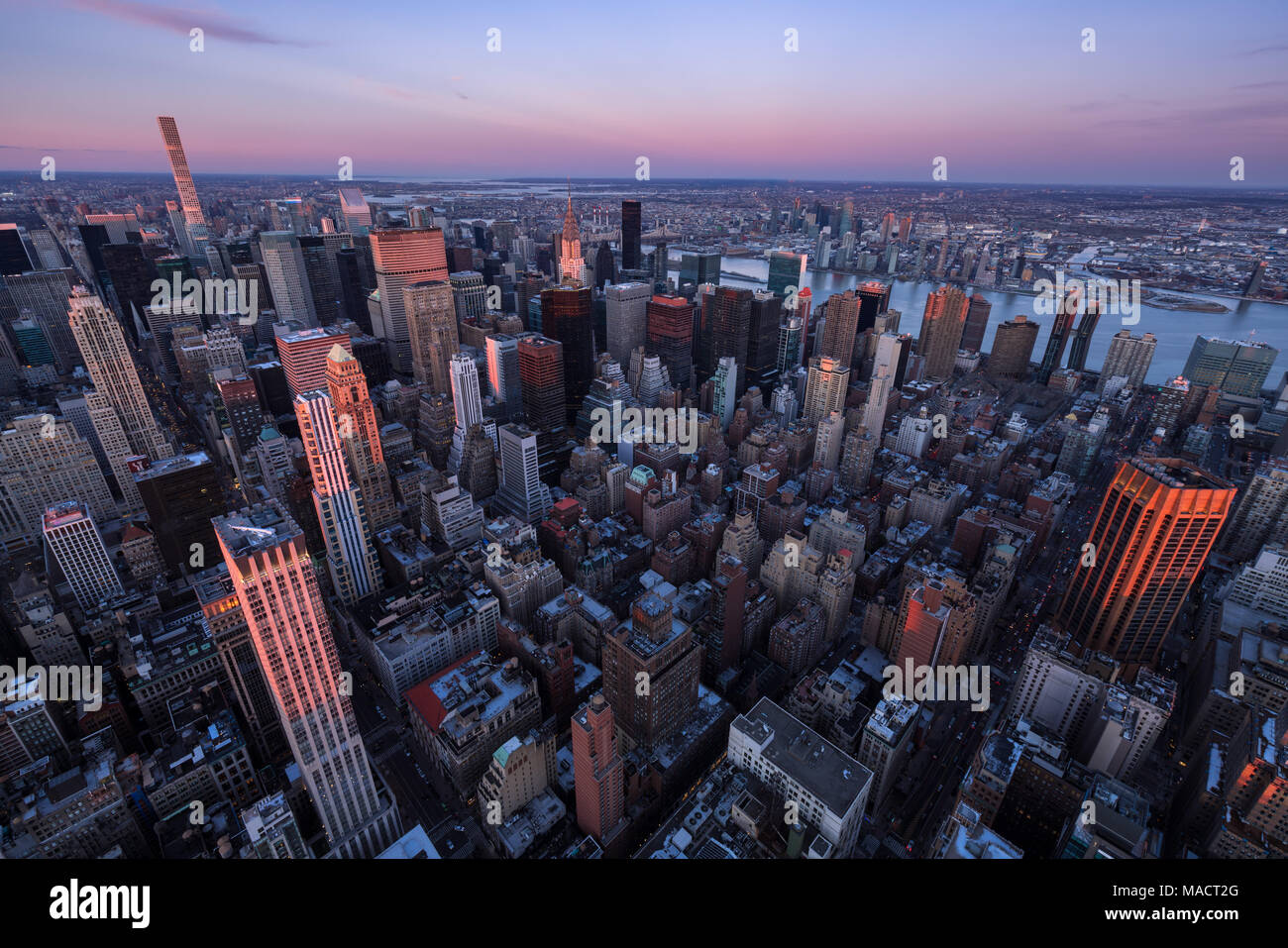 Luftaufnahme von Midtown Manhattan Wolkenkratzer bei Sonnenuntergang, Murray Hill, New York City Stockfoto