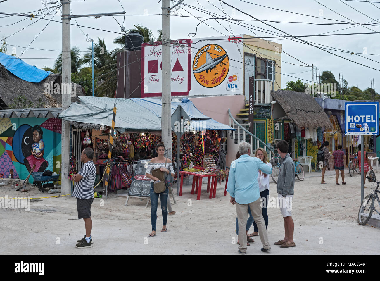 Sandweg mit Touristen und Stände auf Insel Holbox, Quintana Roo, Mexiko im Norden der Halbinsel Yucatan Stockfoto