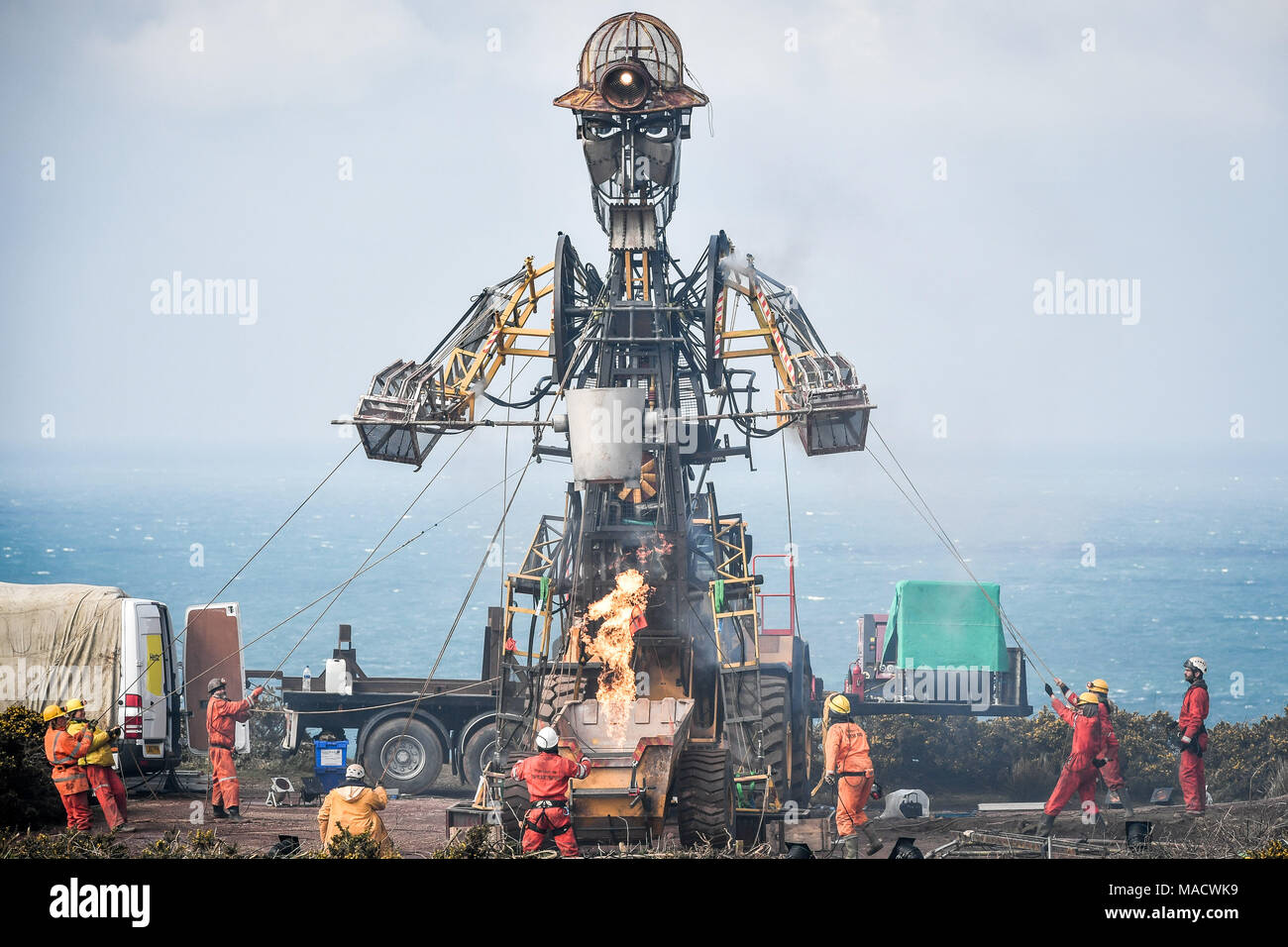 Großbritannien&Otilde; s größte mechanische Puppe, die man Motor, lebendig kommt als Puppenspieler am Seil ziehen ihn neben der alten Grube Kopf an geevor Tin Mine, Cornwall zu bewegen, da die mechanische Miner aus seiner Tour über Teile von Großbritannien tritt in den kommenden Monaten. Stockfoto