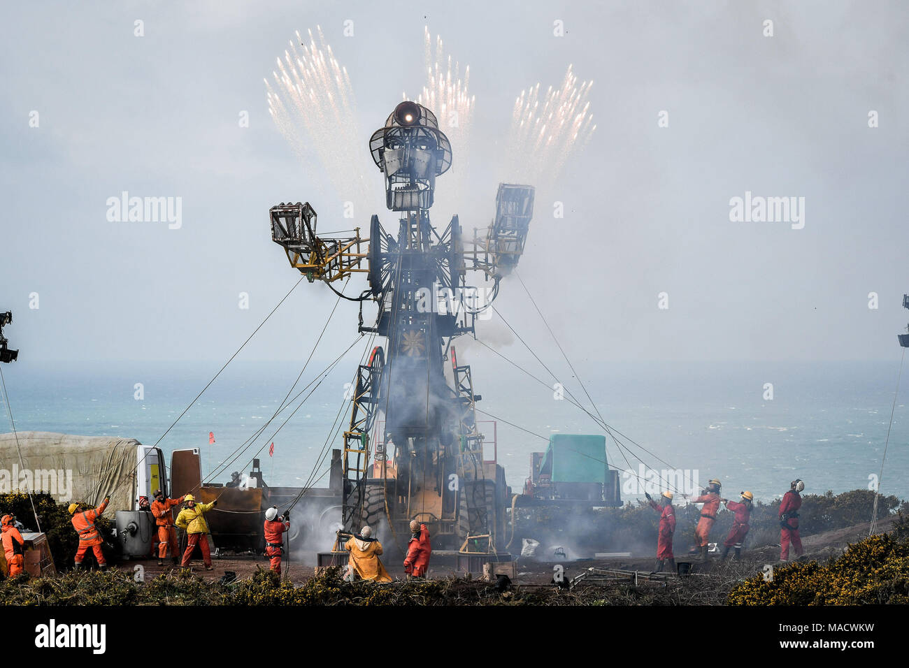 Die größte mechanische Marionette Großbritanniens, die man Engine, erwacht zum Leben, als Puppenspieler an Seilen ziehen, um ihn neben den alten Grubenkopf in der Geevor Tin Mine, Cornwall, zu bewegen, während der mechanische Bergmann in den kommenden Monaten seine Tour durch Teile Großbritanniens startet. Stockfoto