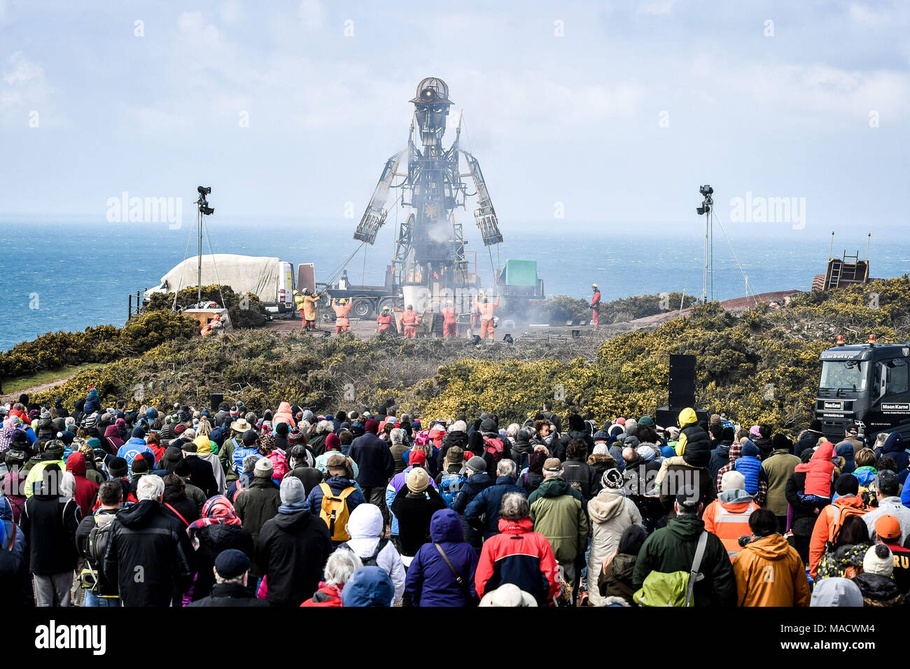 Menschenmassen beobachten Großbritannien&Otilde; s größte mechanische Puppe, die Man-Motor, der im geevor Tin Mine, Cornwall, wie die mechanischen Miner aus seiner Tour über Teile von Großbritannien tritt in den kommenden Monaten. Stockfoto