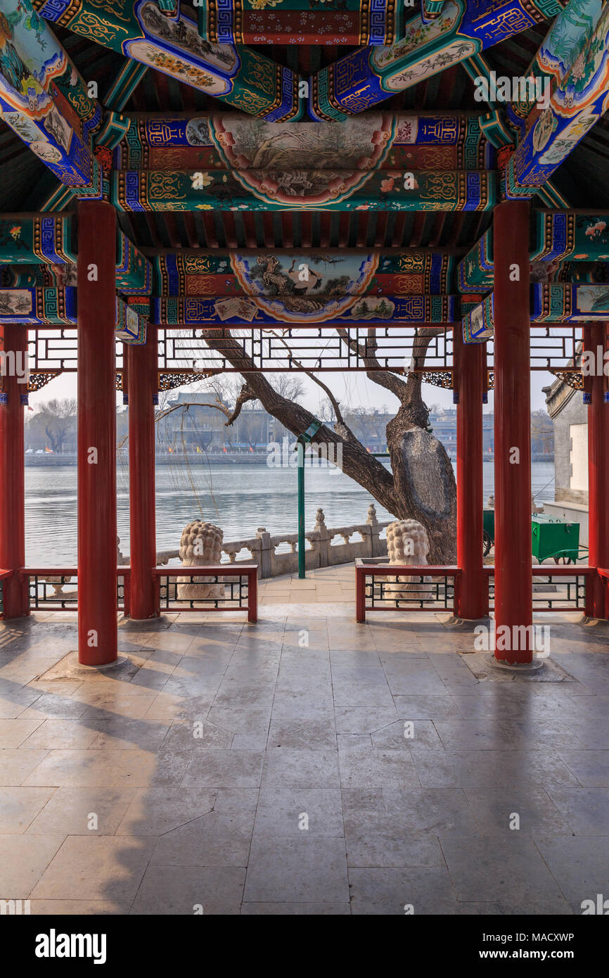 Ansicht aus einem Lakeside Pavillion an Beijai Park, Peking, China im März 2018. Stockfoto