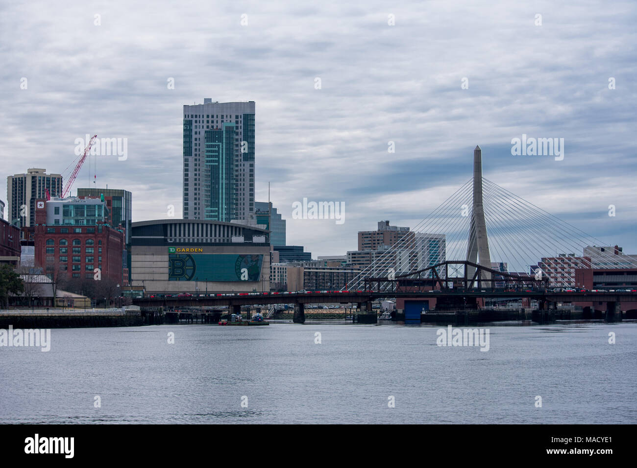 Boston Skyline der Stadt, die Anzeige des TD Garden und eine Brücke Stockfoto