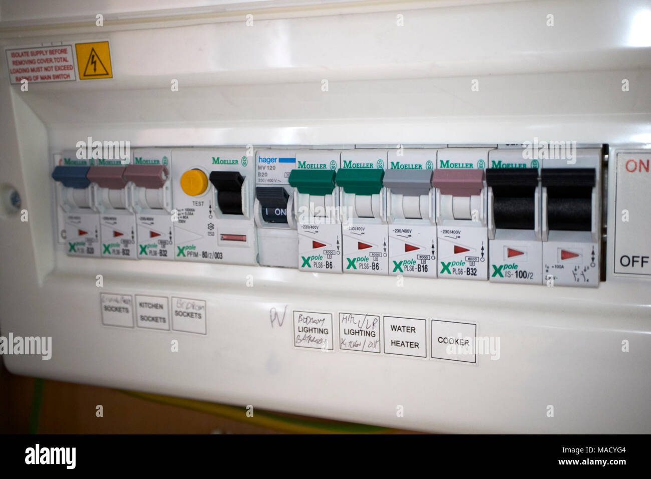 Inländische Kunststoff elektrische Verbraucher Einheit distribution unit mit RCD-reise Switches in Großbritannien Stockfoto