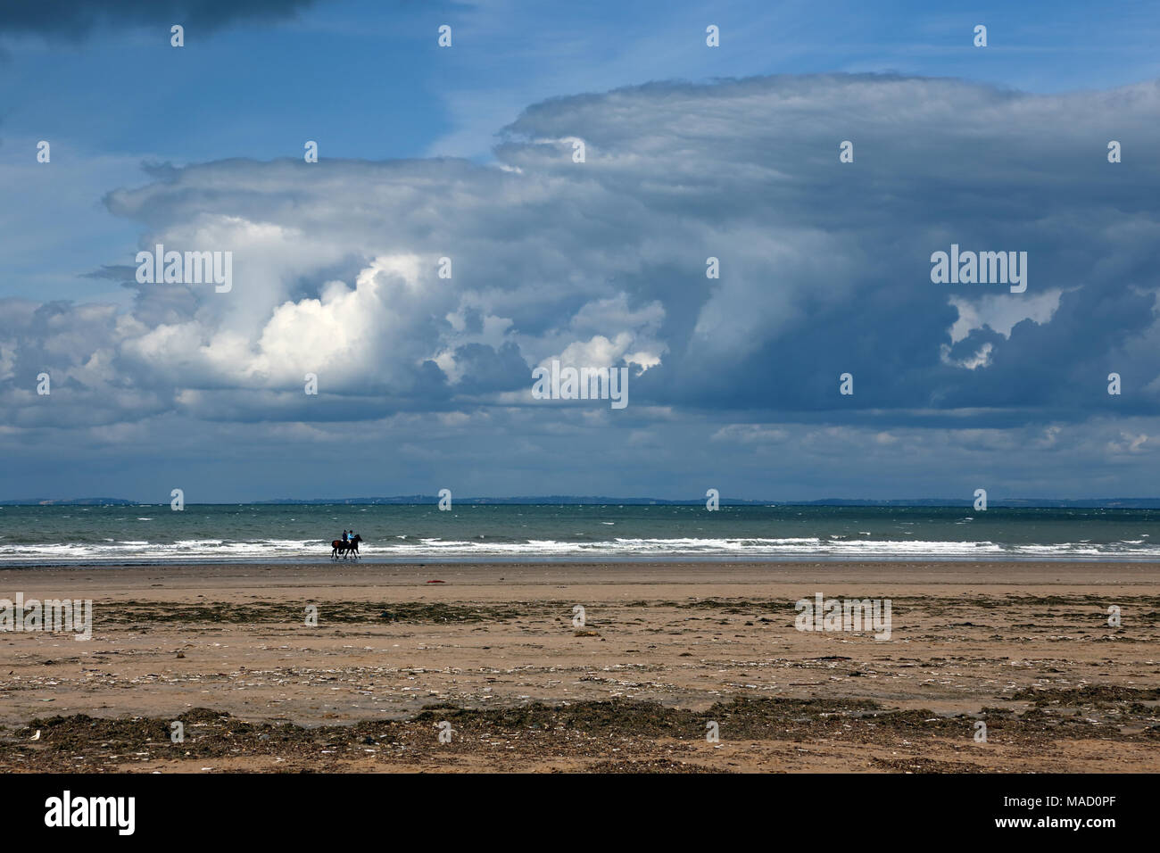 Zwei Reiter am Strand von Rhossili Bay, Halbinsel Gower, Wales, UK. Stockfoto