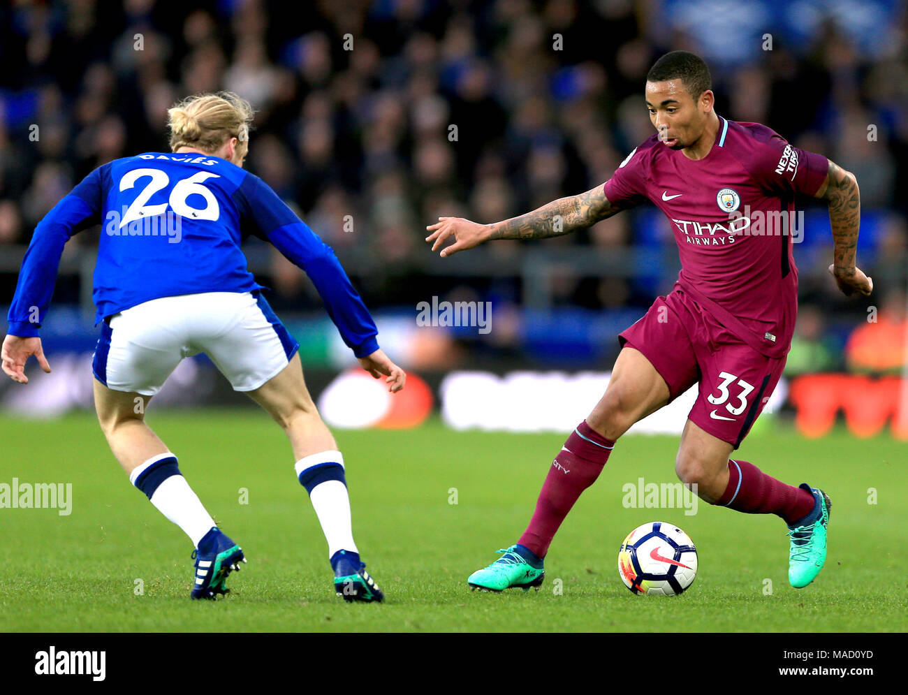 Everton ist Tom Davies (links) und Manchester City Gabriel Jesus Kampf um den Ball während der Premier League Spiel im Goodison Park, Liverpool. Stockfoto