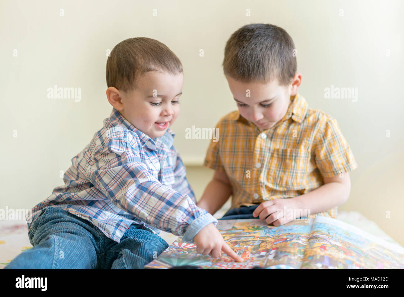 Zwei Susse Kleine Jungen Studieren Ein Buch Zwei Kleine Jungs In Hemden Mit Einem Buch Konzept Von Bildung Stockfotografie Alamy