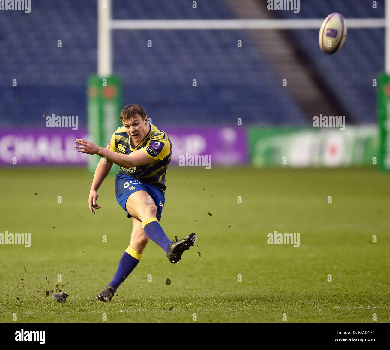 Cardiff Jarrod Evans tritt eine Strafe während der Challenge Cup, Viertelfinale bei BT Murrayfield, Edinburgh. Stockfoto