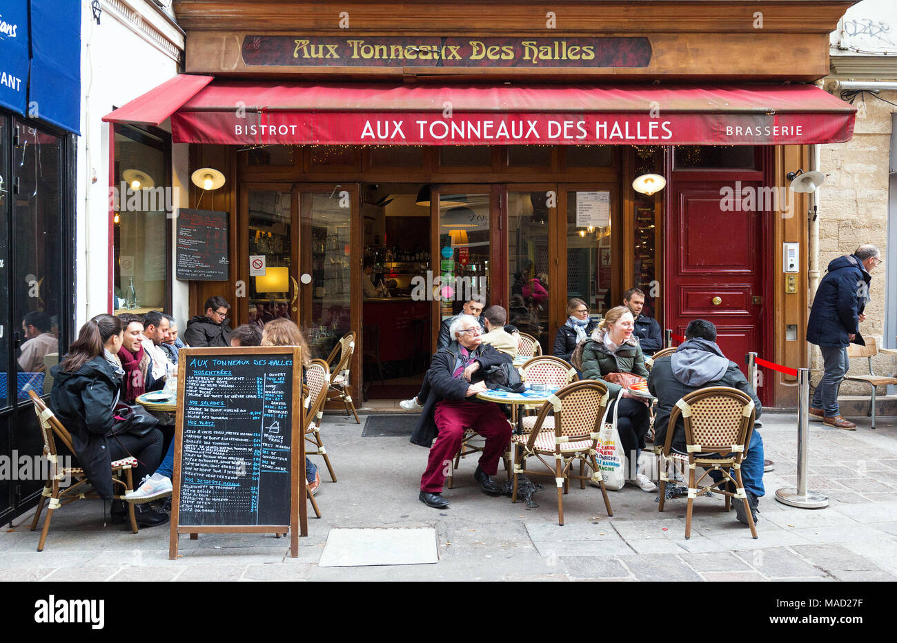 PARIS FRANKREICH - März 24, 2018: Ein traditionelles französisches Bistro Aux tonneaux des Halles am Mouffetard Straße in Paris. Stockfoto