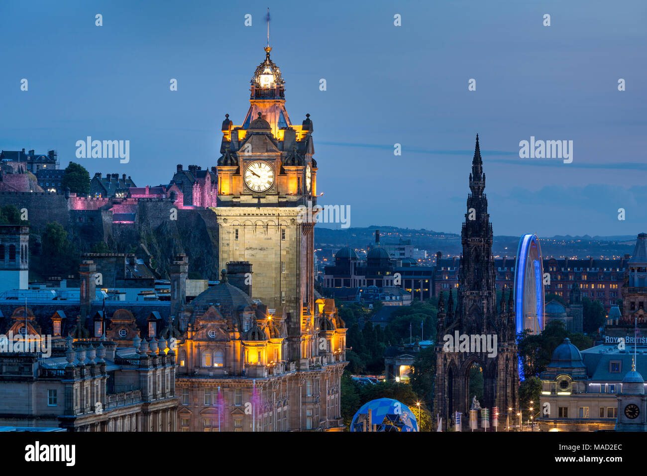 Über Balmoral Hotel Turm, das Alte Schloss und die Stadt Edinburgh, Lothian, Schottland Twilight Stockfoto