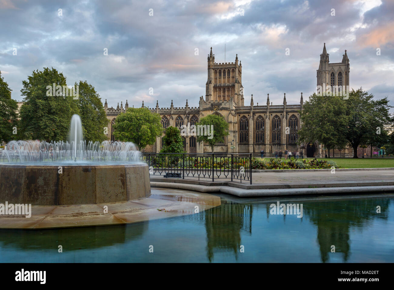 Abendlicht über die Türme der Kathedrale von Bristol (Kathedrale Kirche der heiligen und ungeteilten Dreifaltigkeit), Bristol, England Stockfoto