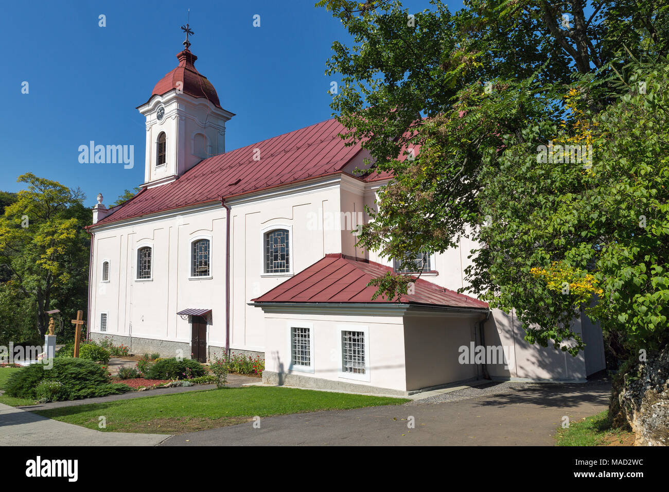Kirche St. Luke auf Kurort Sklene Teplice, Slowakei. Sklene Teplice ist ein kleines Spa Village in Banska Bystrica Region der Mittelslowakei. Es Stockfoto
