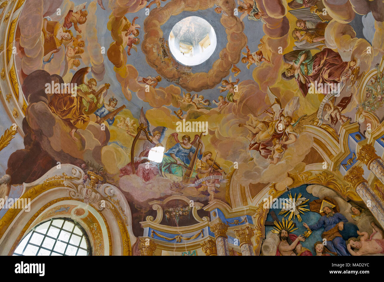Fresko auf die Kuppel in der Mitte der Kirche der barocken Kalvarienberg in Banska Stiavnica, Slowakei. Engel mit der Musik instrumente, 1745. Stockfoto