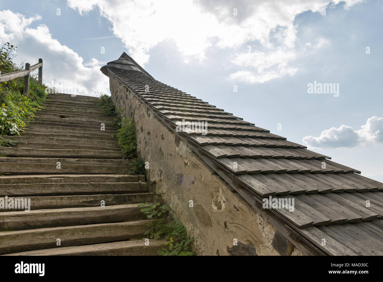 Alte Treppe in den Himmel. Kalvarienberg in Banska Stiavnica, Slowakei. Stockfoto