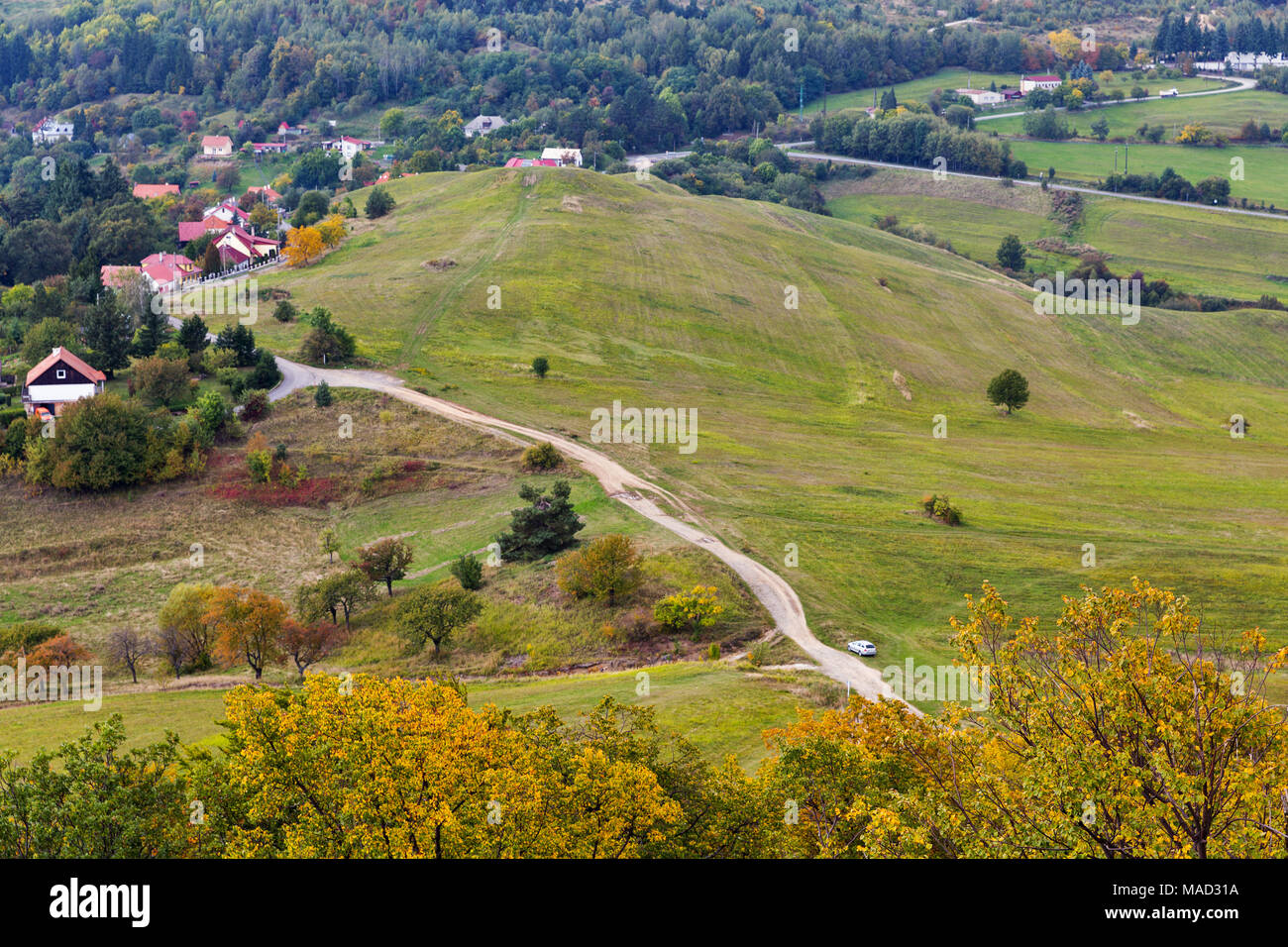 Herbst Antenne ländliche Landschaft in der Nähe von Banska Stiavnica, Slowakei. Stockfoto