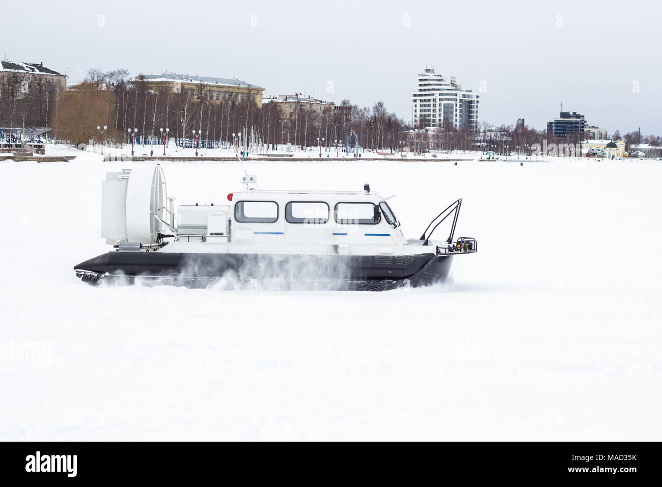 Hovercraft stehend auf einem zugefrorenen See Stockfoto