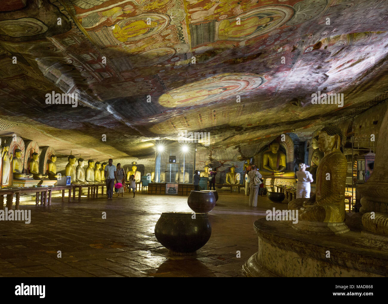 Touristen in Dambulla Cave Tempel, Dambulla, Sri Lanka, Asien. Stockfoto