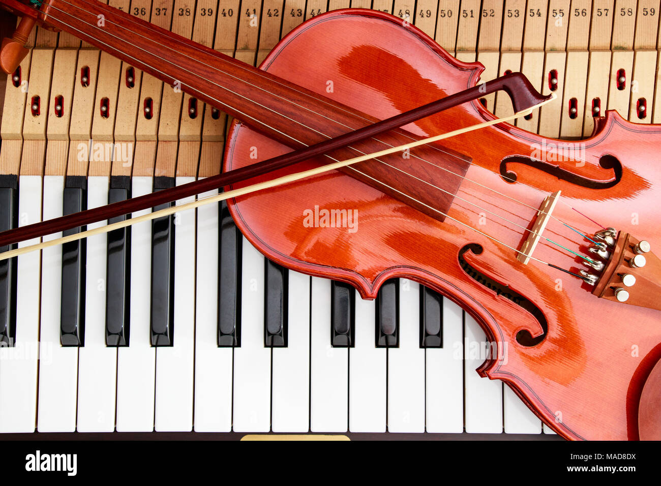 Geige und Violine Bogen auf dem Klavier key-Hintergrund Stockfoto