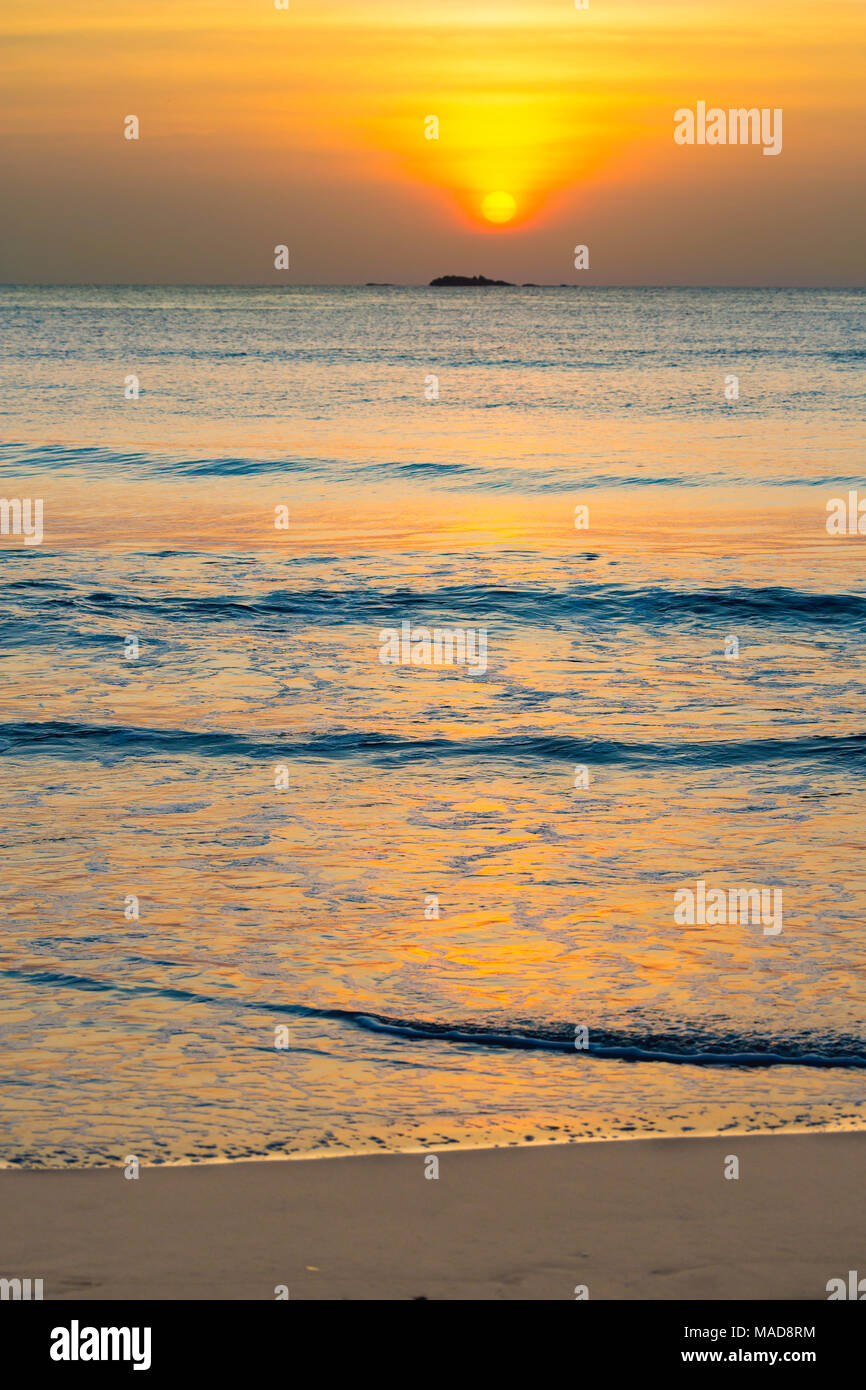 Die Sonne über Pigeon Island National Park aus Nilavelli Strand in Trincomalee, Sri Lanka. Stockfoto