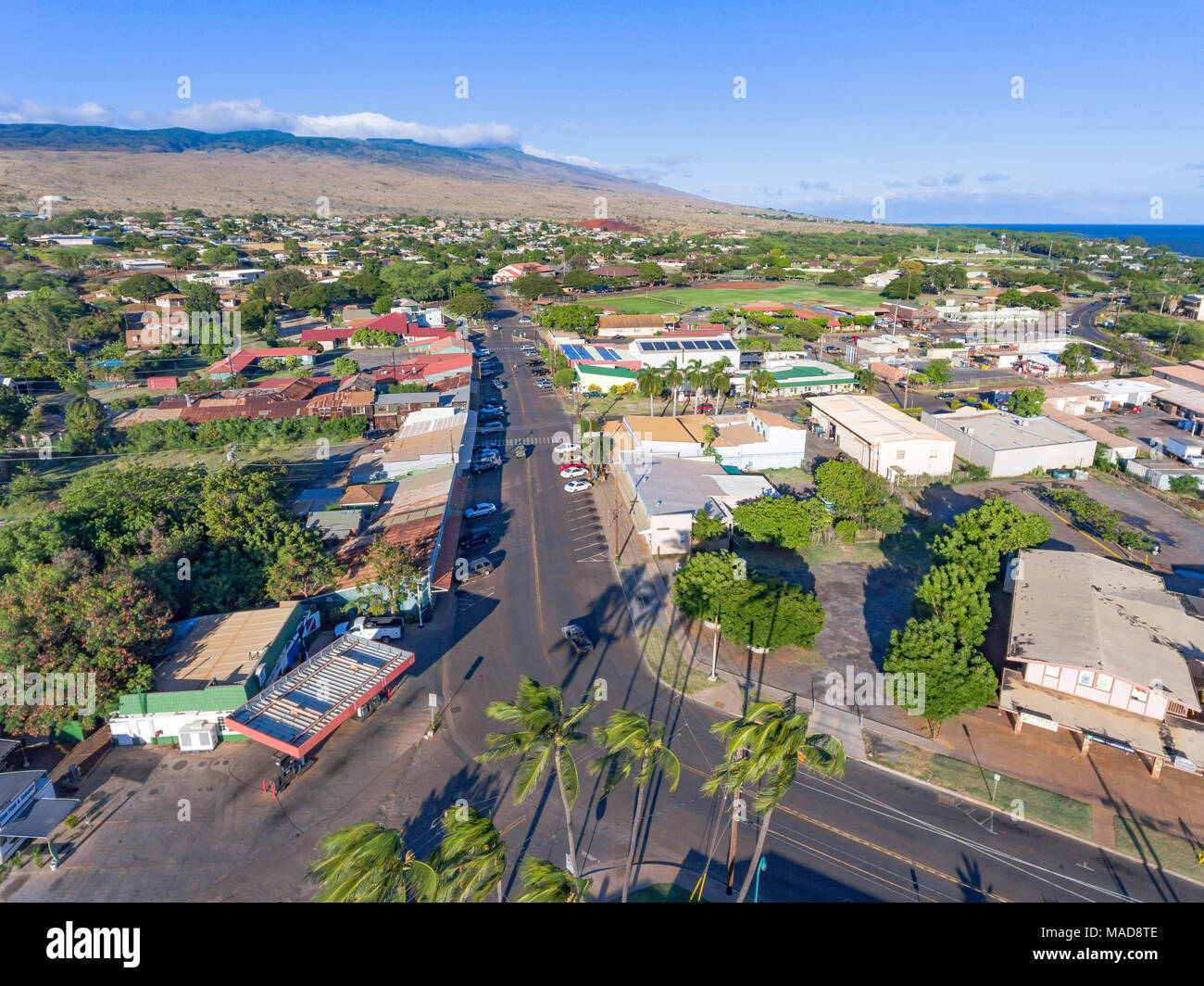 Ein Luftbild von Ala Malama Avenue. Die Main Street in der Innenstadt von Kaunakakai, Molokai, Hawaii. Stockfoto