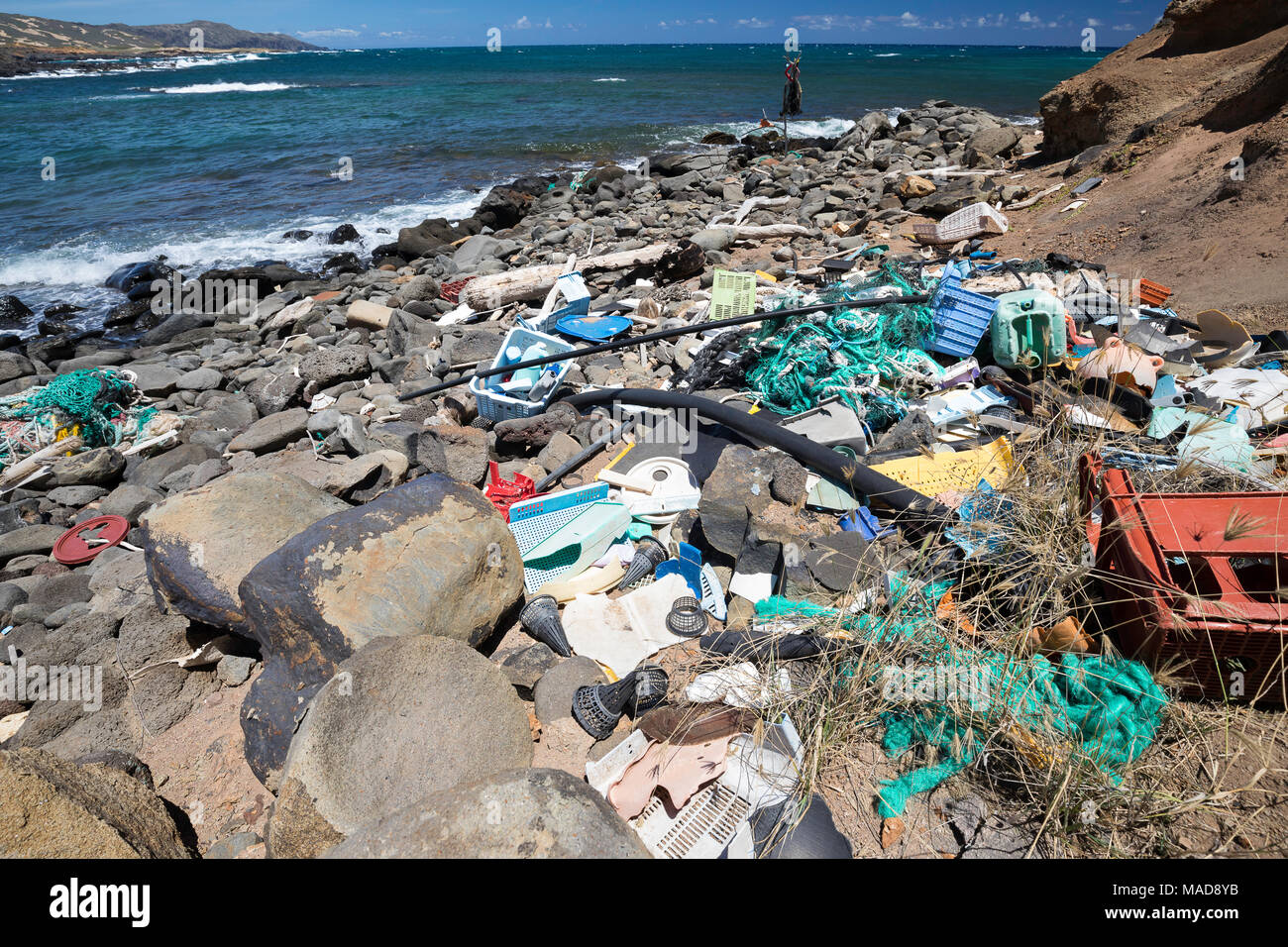 Viel von der Nordseite der Insel Molokai an unzugänglichen. Passatwinde onshore regelmäßig holt mit ihnen Pfähle aus Kunststoff, das gewesen ist, Stockfoto