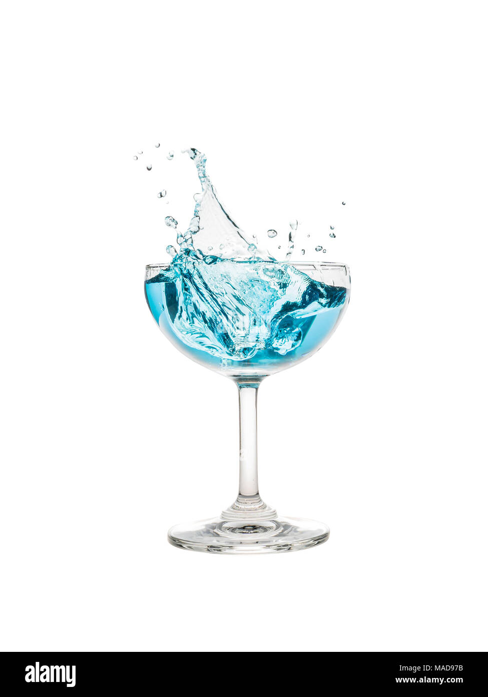 Champagner Coupé Glas mit blauem Wasser, clipping path enthalten Stockfoto