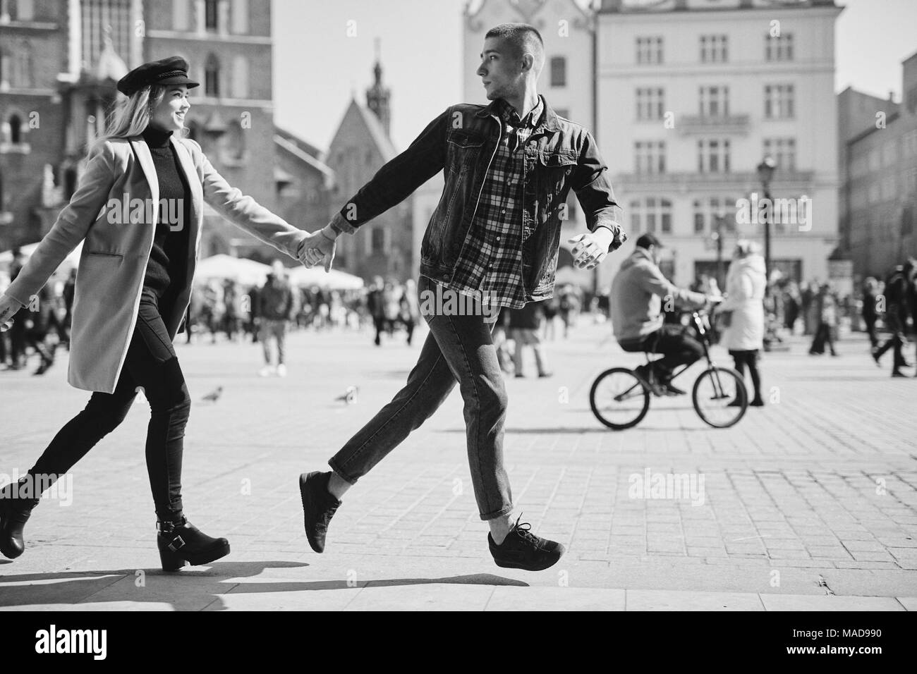 Paar schöne laufen auf der Straße und Lächeln. Stockfoto
