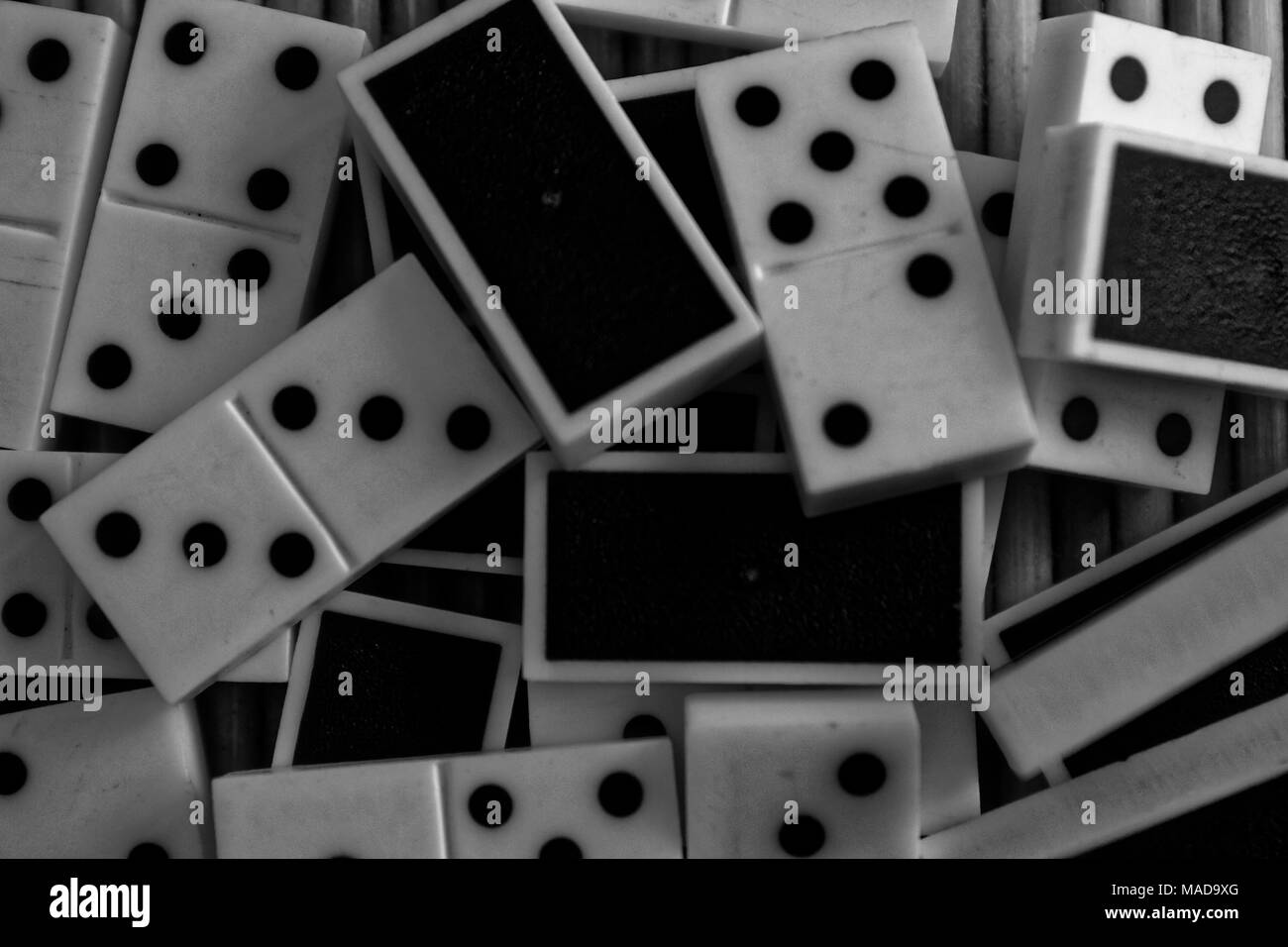 Chaotischen Haufen von Domino Stücke auf dem Bambus braun Holztisch Hintergrund Stockfoto