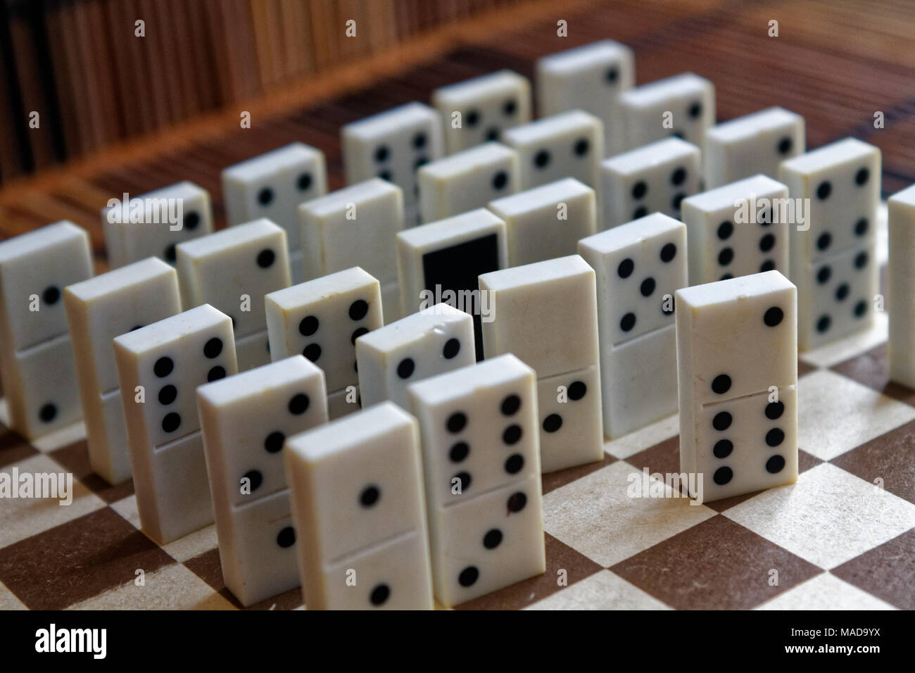 Domino Stücke in einer Reihe, Rückseite auf der Bambus braun Holztisch Hintergrund Stockfoto