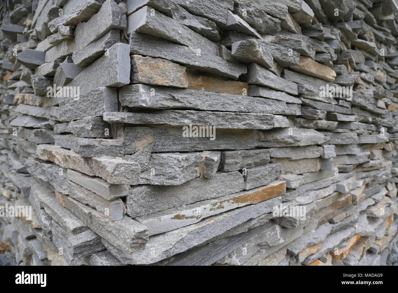 Gestapelten horizontalen grauen Stein Platten Stockfoto