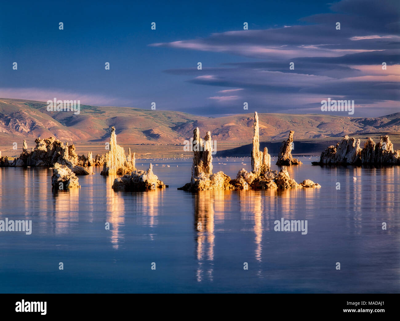 Reflexion der hohe, schmale Tuffstein in Mono Lake. Kalifornien. Stockfoto