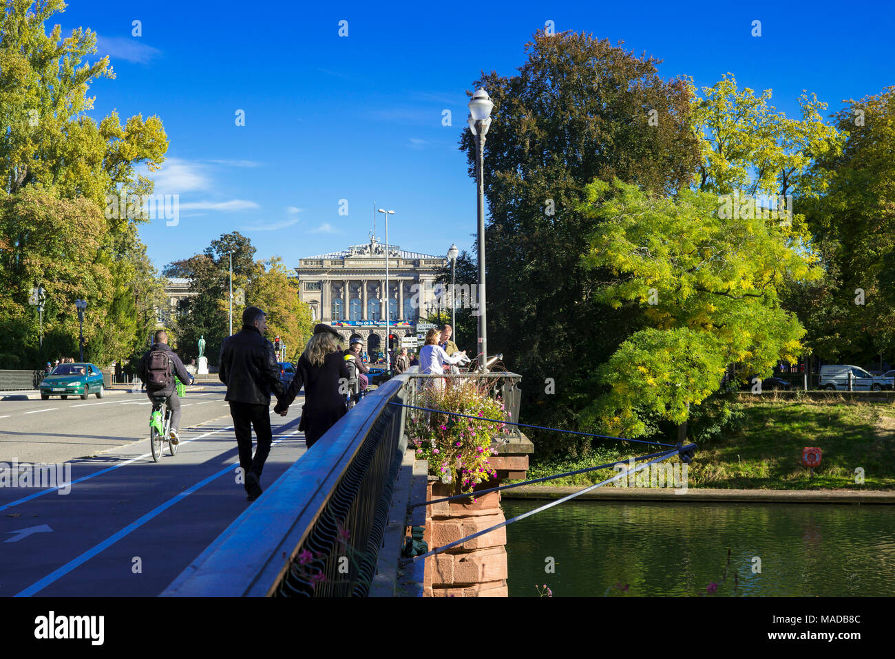Menschen flanieren, Pont d'Auvergne Brücke, Ill, Universität Straßburg, Elsass, Frankreich, Europa Stockfoto