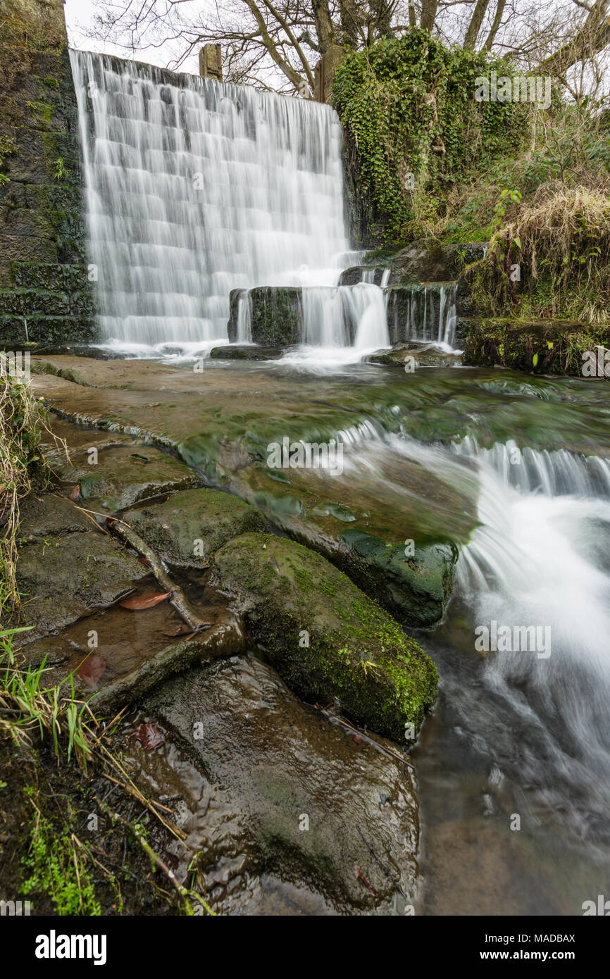 Die Oberseite fällt unter den Absetzbecken auf Lumsdale Stockfoto