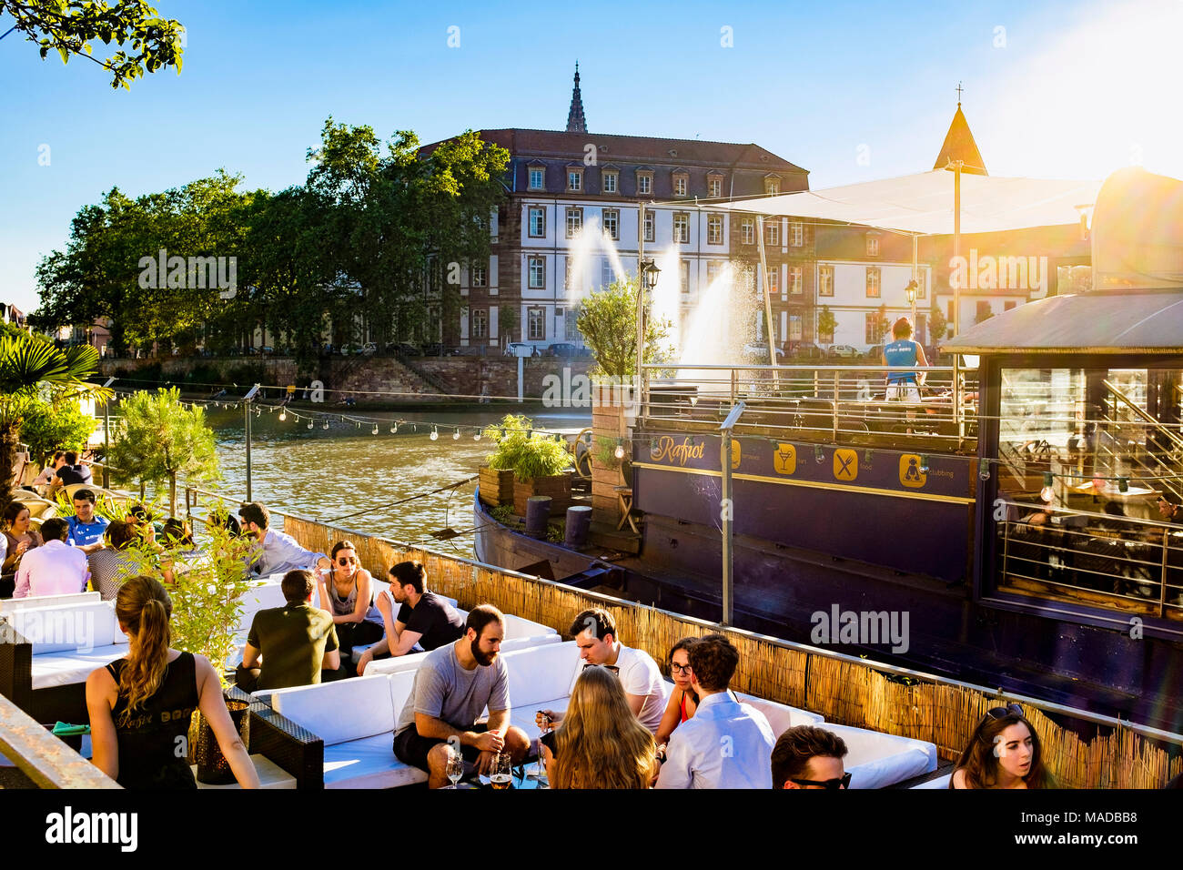 Café Terrasse auf dem Lastkahn, Bar auf dem Boot, Menschen, Ill, Sonnenuntergang, Sommer, Straßburg, Elsass, Frankreich, Europa, Stockfoto