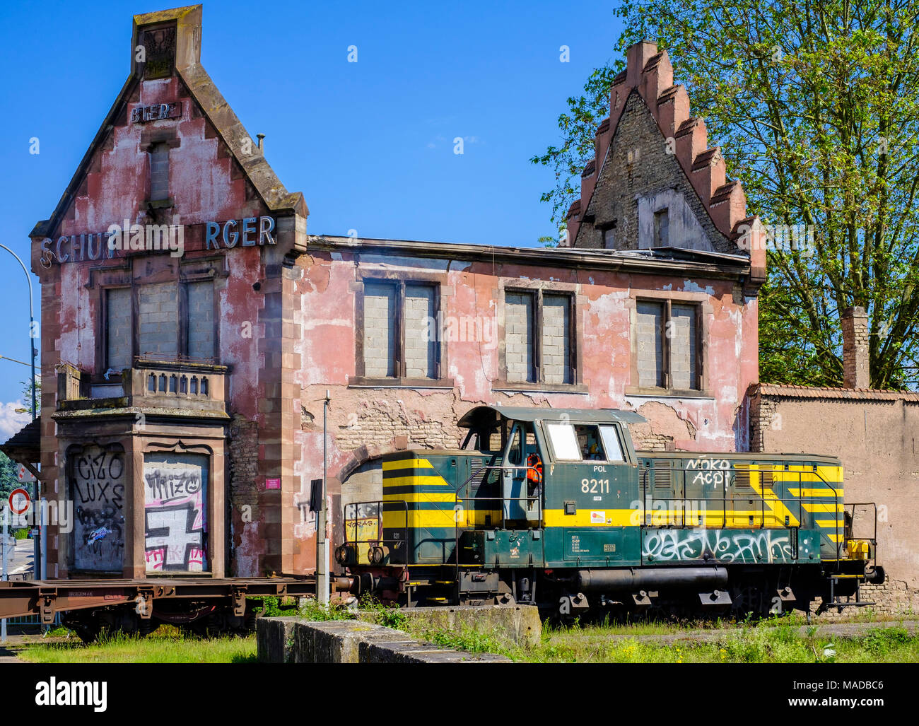 Verfallenes Brasserie Au Petit Rhin, zerstörten Haus, Brandschäden, ausgebrannten Dachstuhl, Zug Diesellok, Straßburg, Elsass, Frankreich, Europa, Stockfoto